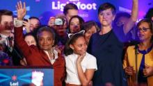 لايتفوت تحتفل بفوزها في الانتخابات برفقة زوجتها وابنتها